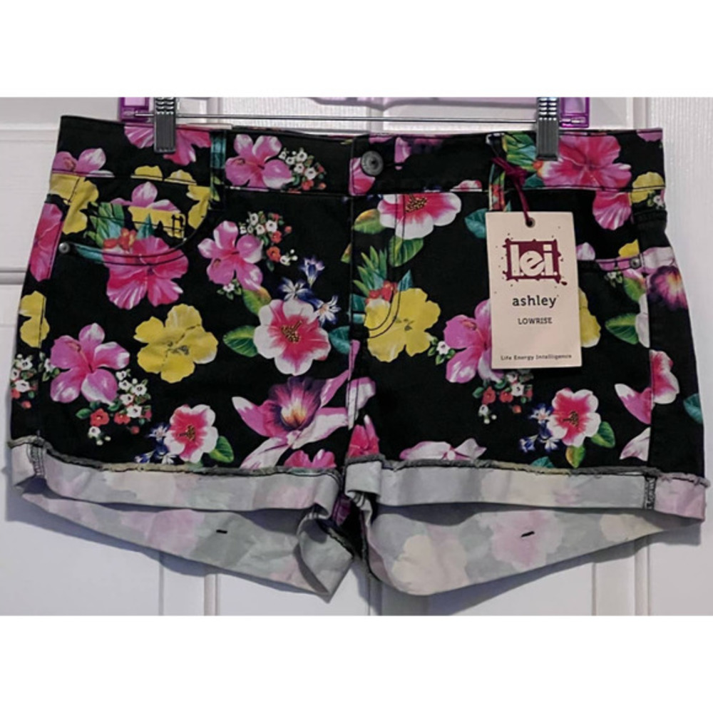L.E.I. Junior Ashley Low Rise Black Floral Shorts Treat with Love Size 15‎